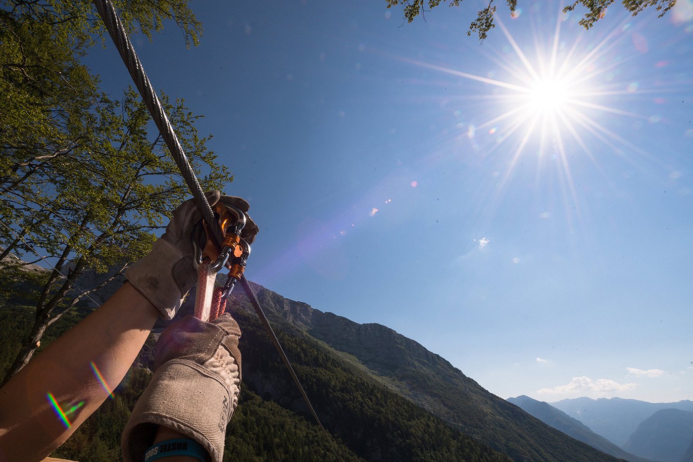 Ein Blick aus der ersten Person auf das Stahlkabel