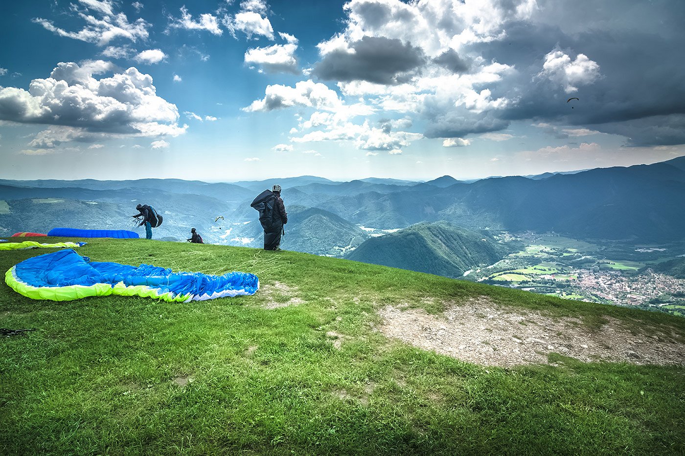 Jadralni padalci se pripravljajo na polet nad Tolminom