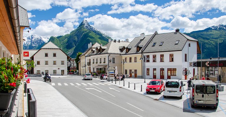 Vista della piazza principale di Bovec con sullo sfondo la montagna Svinjak