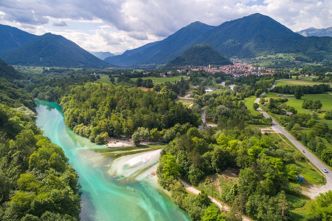 Blick auf den Zusammenfluss der Flüsse Soča und Tolminka, im Hintergrund die Stadt Tolmin und die umliegenden Berge