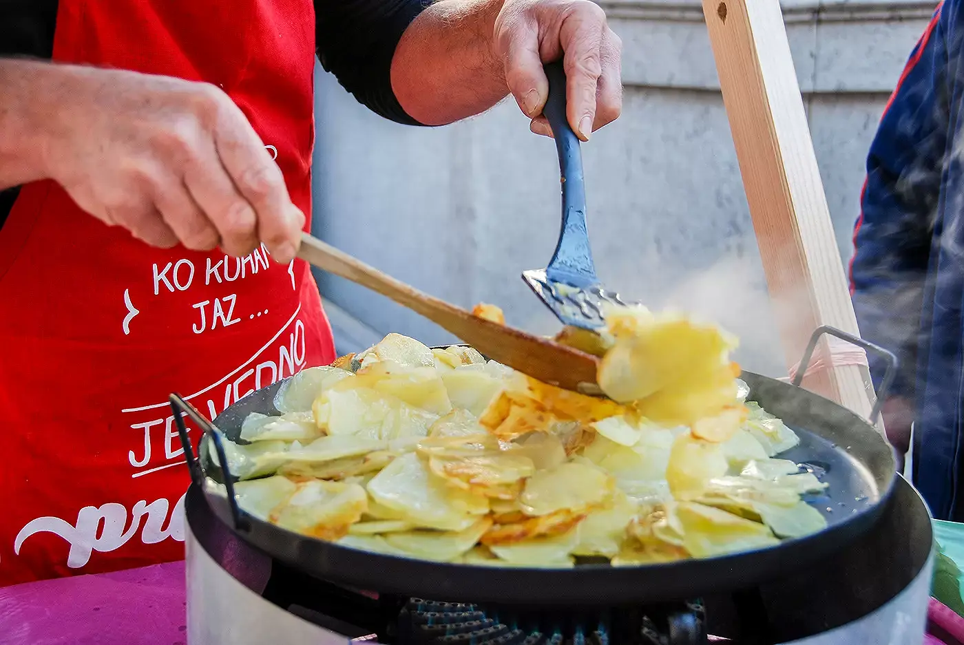 Preparazione della frika in padella