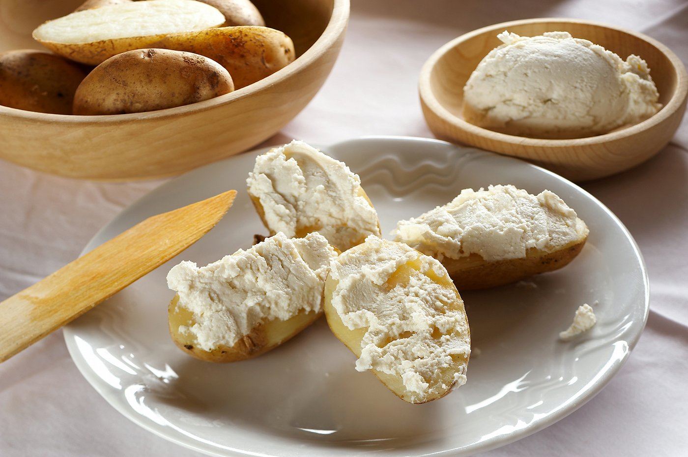 čompe (boiled unpeeled potatoes) and savoury sheep's cottage cheese