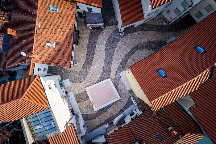 Blick auf den Kontrada-Platz aus der Vogelperspektive