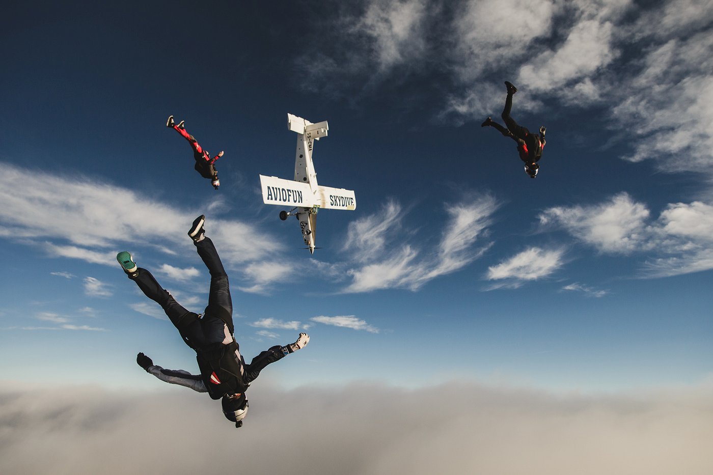 I paracadutisti scendono insieme all'aereo.