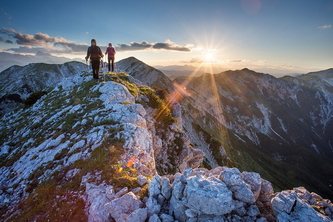 Pohodnika v hribih uživata ob sončnem vzhodu