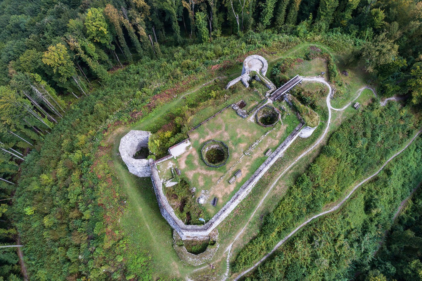 Tolminski grad Pogled iz ptičje perspektive na ostaline gradu na griču Kozlov rob