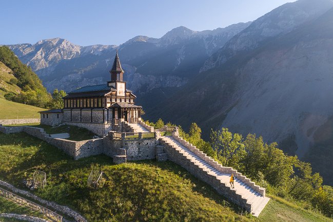 Gost se vzpenja po številnih kamnitih stopnicah do spominske cerkve.